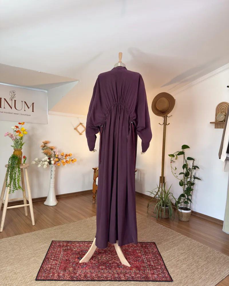 TENCEL KUMAŞ BÜZGÜ DETAYLI ELBİSE MÜRDÜM TENCEL KUMAŞ BÜZGÜ DETAYLI ELBİSE MÜRDÜM