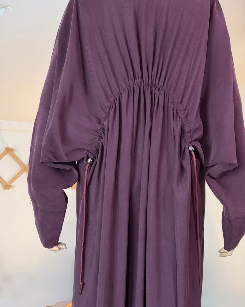 TENCEL KUMAŞ BÜZGÜ DETAYLI ELBİSE MÜRDÜM TENCEL KUMAŞ BÜZGÜ DETAYLI ELBİSE MÜRDÜM