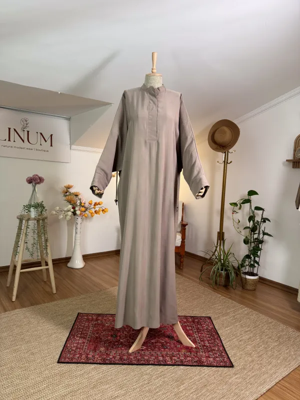 TENCEL KUMAŞ BÜZGÜ DETAYLI ELBİSE VİZON