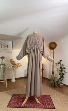 TENCEL KUMAŞ BÜZGÜ DETAYLI ELBİSE VİZON TENCEL KUMAŞ BÜZGÜ DETAYLI ELBİSE VİZON