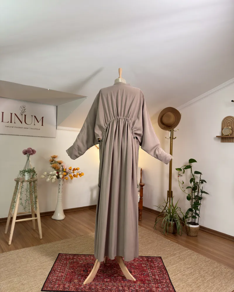 TENCEL KUMAŞ BÜZGÜ DETAYLI ELBİSE VİZON TENCEL KUMAŞ BÜZGÜ DETAYLI ELBİSE VİZON