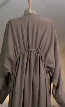 TENCEL KUMAŞ BÜZGÜ DETAYLI ELBİSE VİZON TENCEL KUMAŞ BÜZGÜ DETAYLI ELBİSE VİZON
