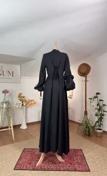 SİYAH KUPRA KUMAŞ ARKA KORSE BAĞLAMALI ELBİSE SİYAH KUPRA KUMAŞ ARKA KORSE BAĞLAMALI ELBİSE