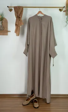 TENCEL KUMAŞ BÜZGÜ DETAYLI ELBİSE VİZON TENCEL KUMAŞ BÜZGÜ DETAYLI ELBİSE VİZON